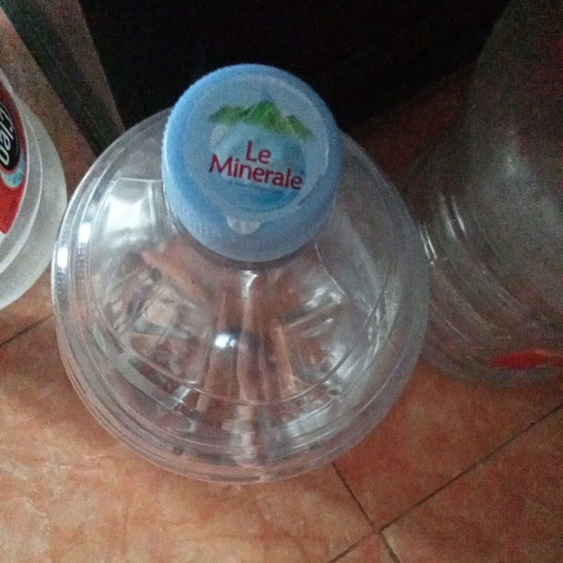 galon le minerale bekas