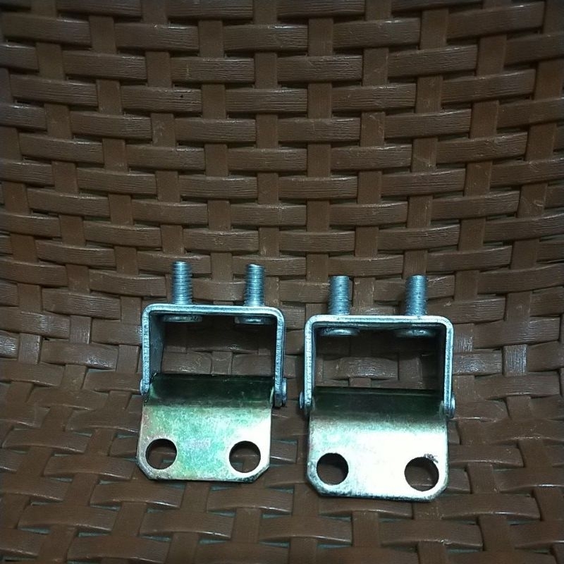 Engsel pintu bagasi belakang mobil toyota avanza