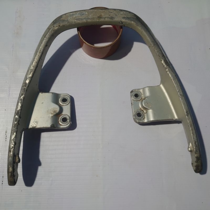 begel pegangan jok belakang Megapro Primus original