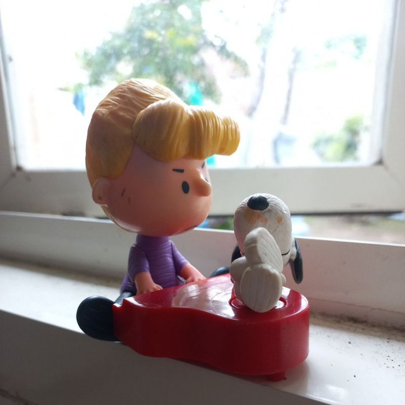 figure snoopy and schroeder