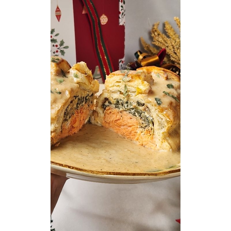 

Ms Bakes a Lot Salmon en Croute Wellington Puff Pastry dengan Saus Gravy Hampers Gift