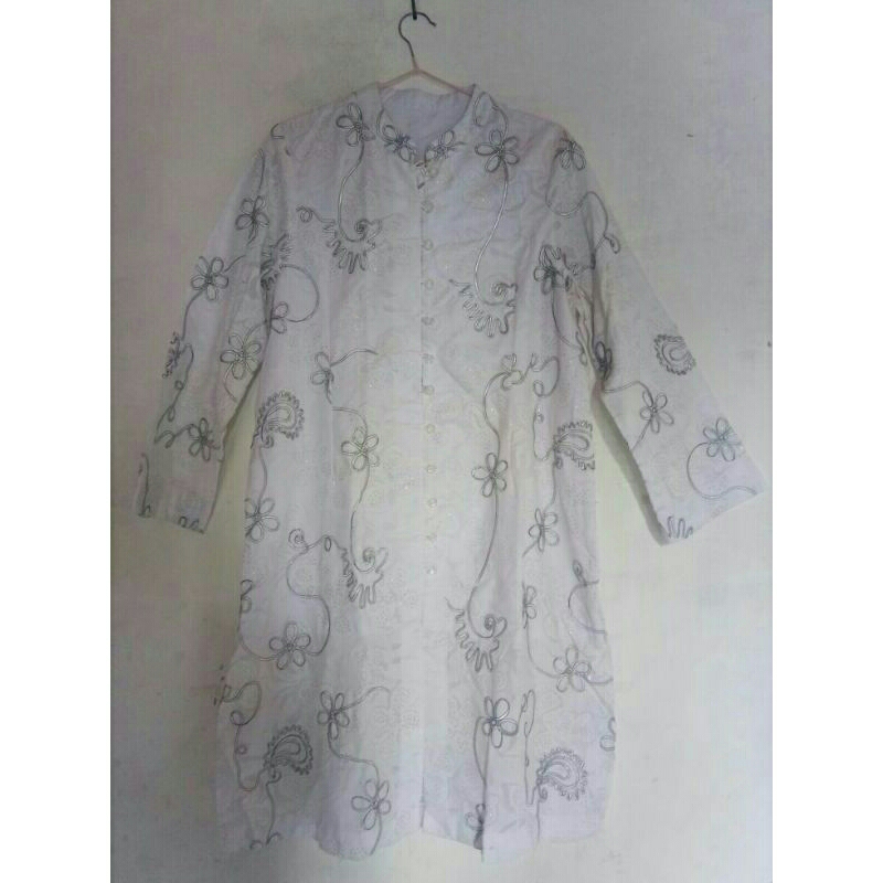 Kebaya putih motif simple (Preeloved)
