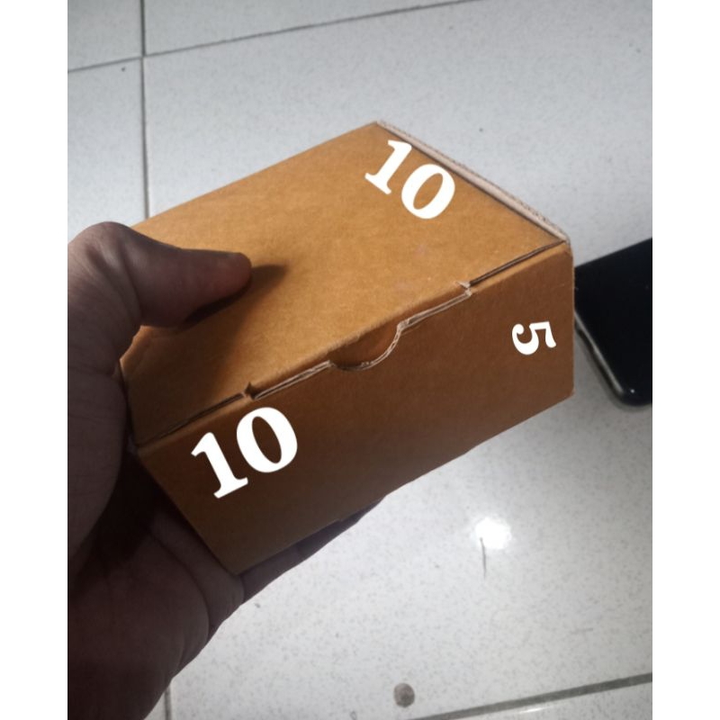 

Kardus packing model top lock ukuran 10x10x5cm ,kualitas A bahan eflute,..