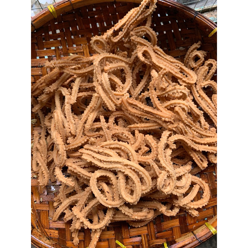 

kue marke kue akar kelapa cocok untuk santai dan nobar bareng keluarga