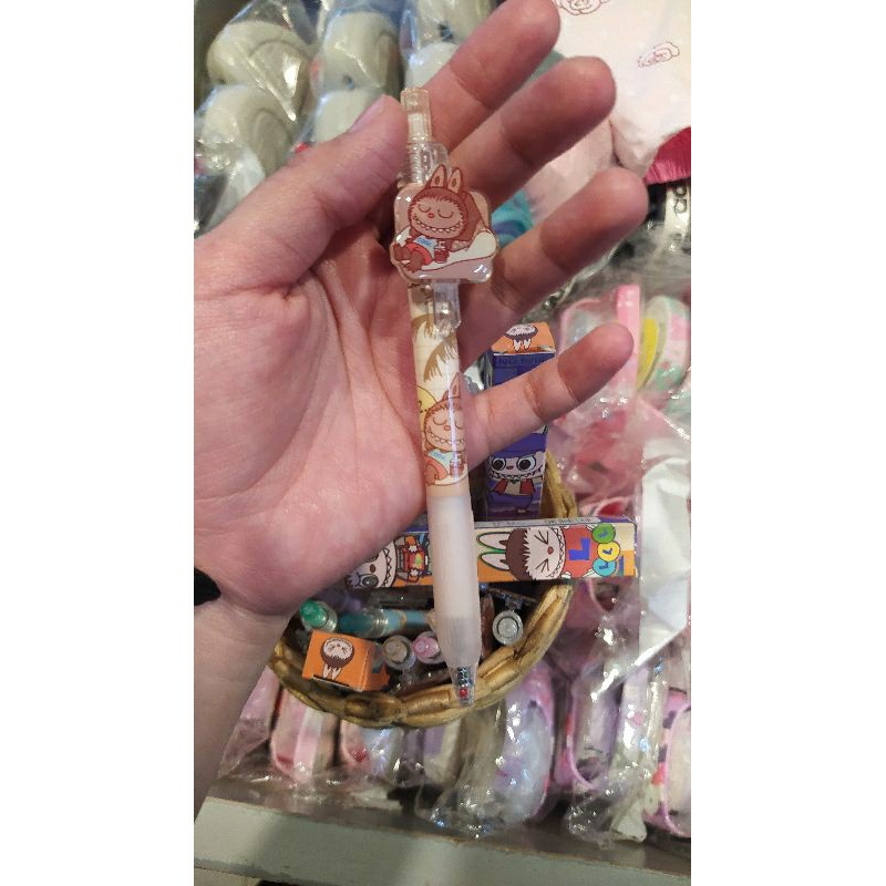 

Pen Tinta hitam labubu