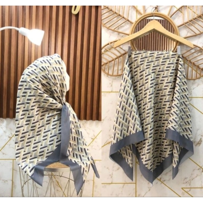 HIJAB SEGI EMPAT VOAL MOTIF SUBLIME KODE 343 GARIS CREAM ABU HITAM