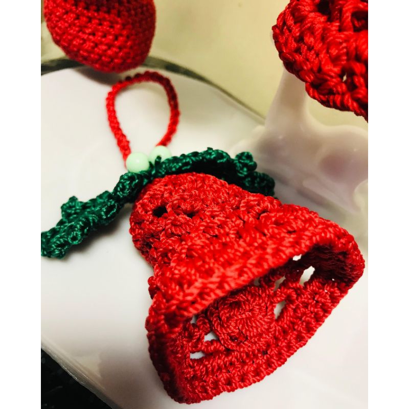 Hiasan Natal Rajutan (Croechet), Lonceng berwarna Merah Putih Hijau. Bola berwarna kuning, merah dan
