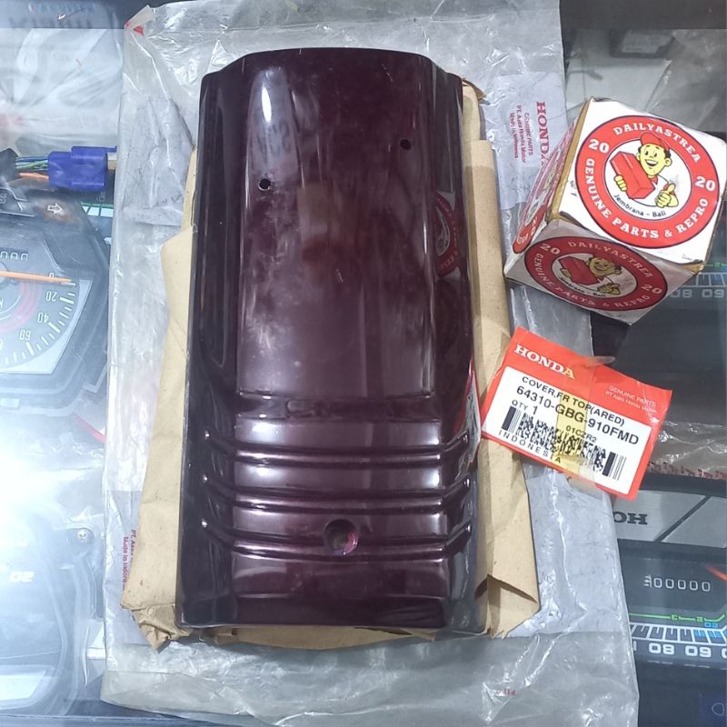 TAMENG PANEL DASI DADA MERAH MAROON HONDA ASTREA GRAND LEGENDA ORIGINAL ORI 64310-GBG-910FMD