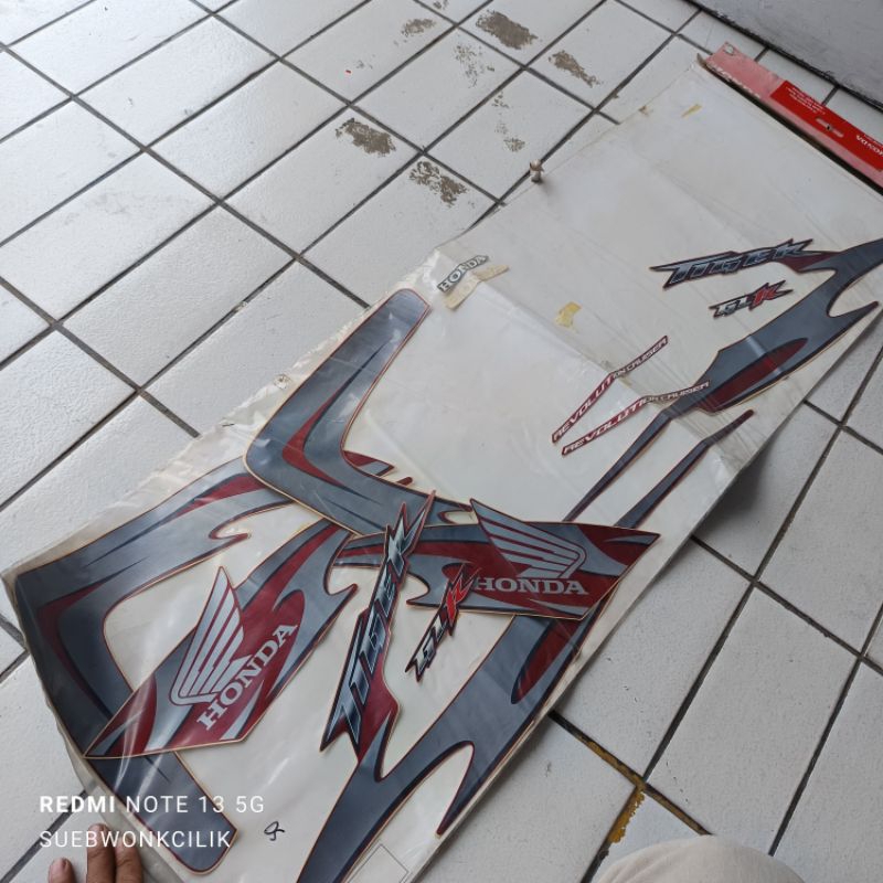 871X0-KCJ-670ZB striping stiker honda tiger revo thn 2007 merah original AHM