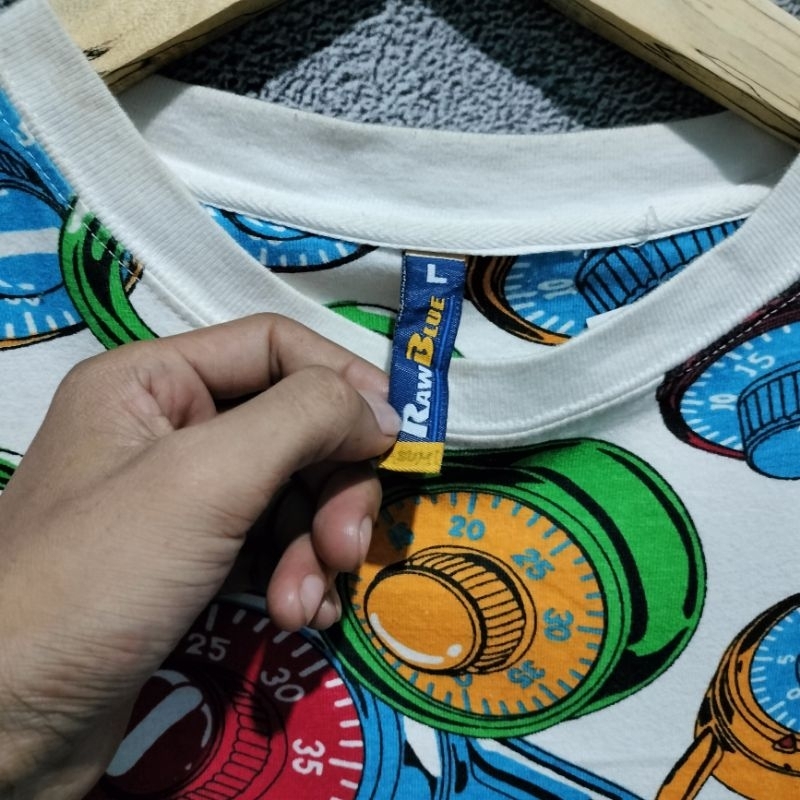 kaos brand RAW BLUE.