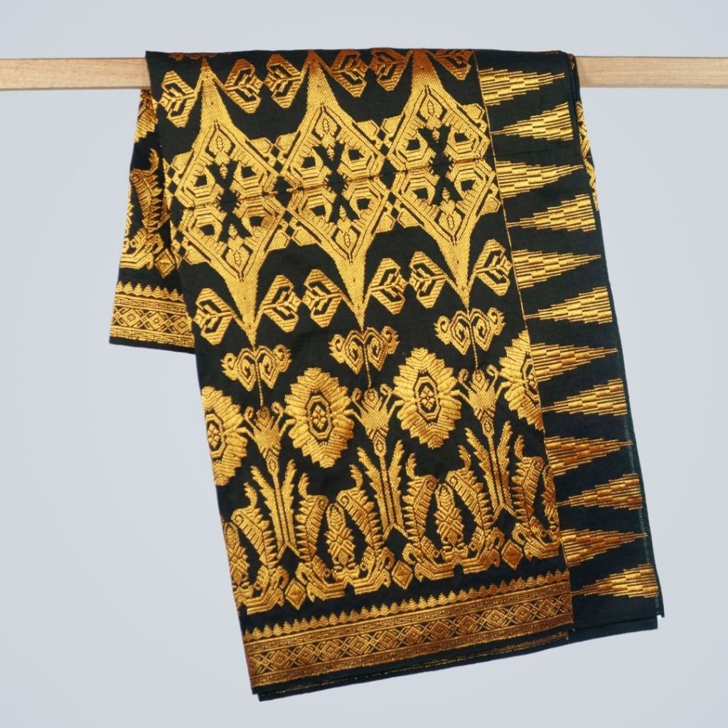 Kain Tenun Songket Sutra Benang Mas Motif Mahkota Dewa Souvenir Lombok NTB 115x180cm