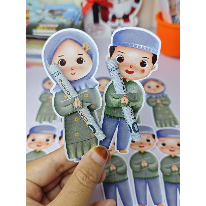 

Amplop lebaran motif peluk uang edisi Muslim hijau