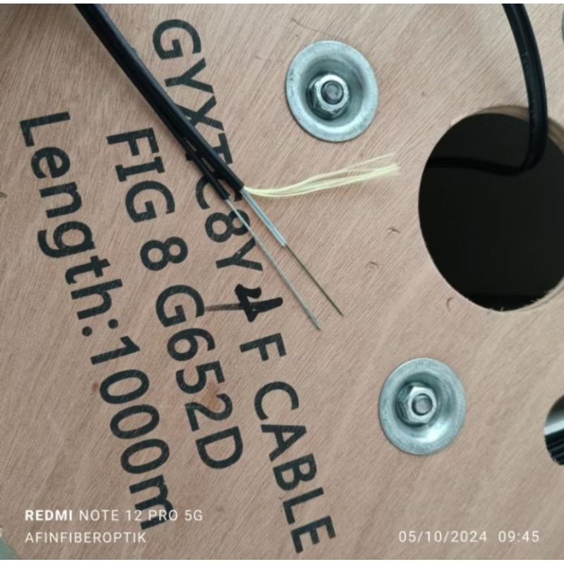 kabel fo 4 core fig 8 panjang 1.000 meter/kabel ku mini 4 core fig 8