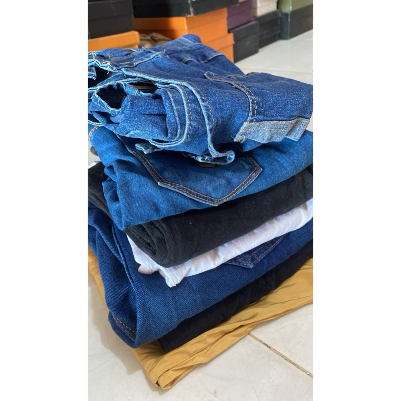 BORONGAN CELANA WANITA