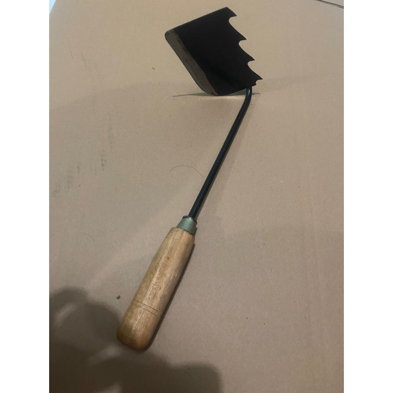 cangkul rumput terbuat dengan graji slendang tajam