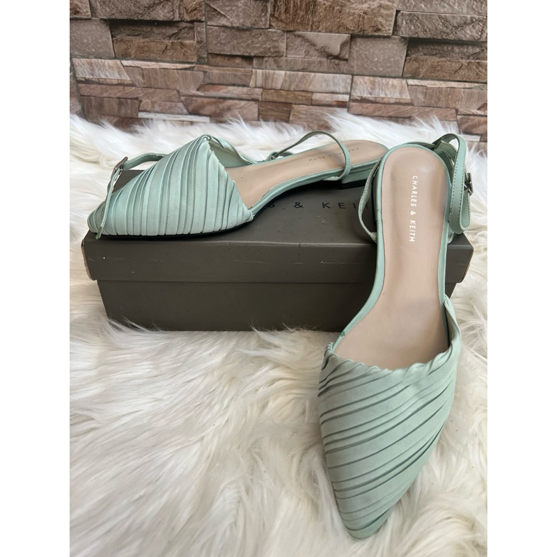 Charles & Keith Sandal Flat Hijau