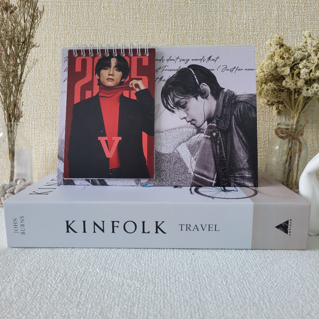 

KALENDER MEJA 2025 BTS V TAEHYUNG COVER