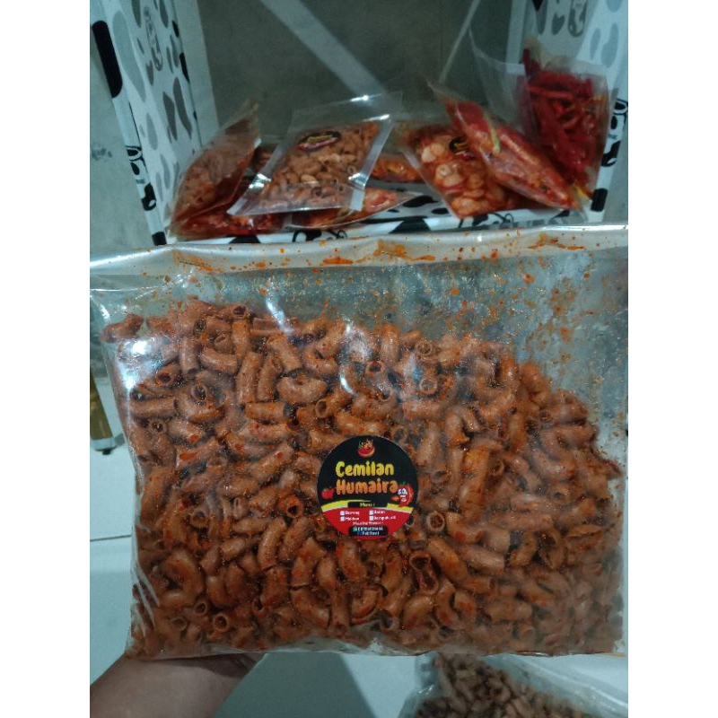 

Seblak kering makaroni hitam bantat daun jeruk