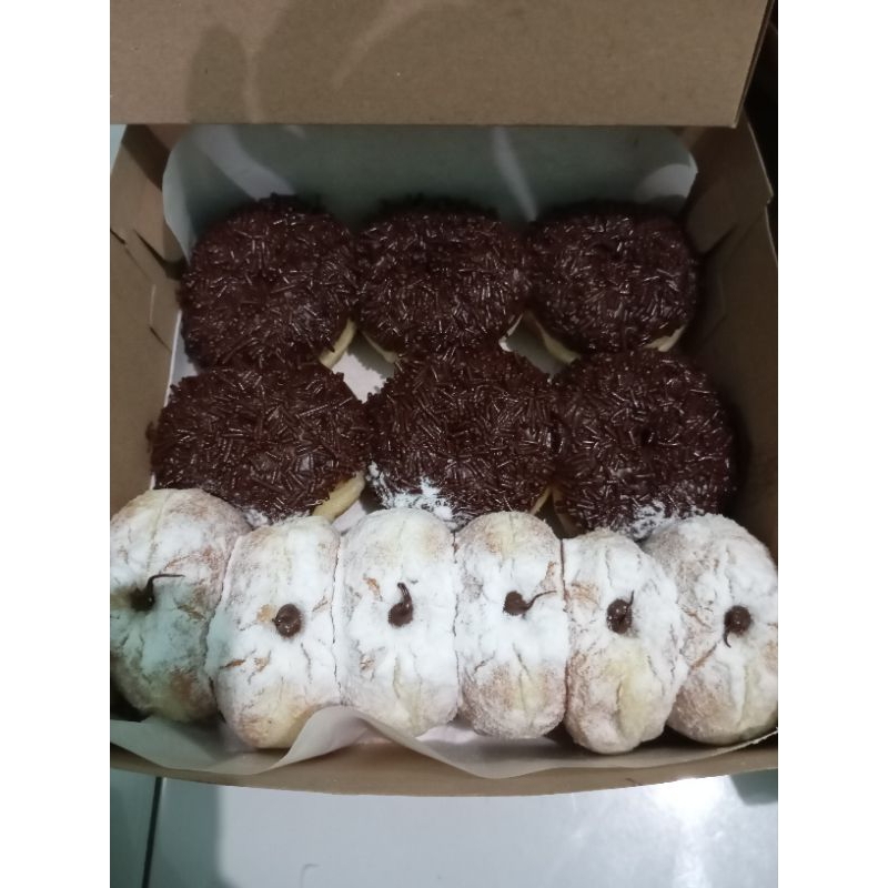 

Donat bombomloni dan donat double coklat