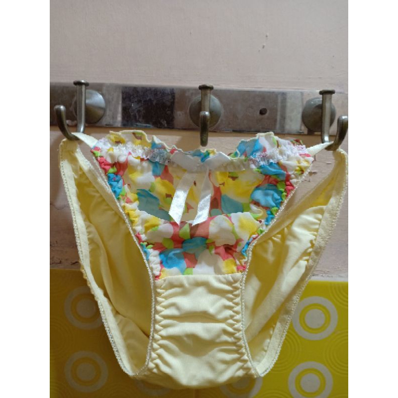 Celana Dalam Aroma Khas Wanita