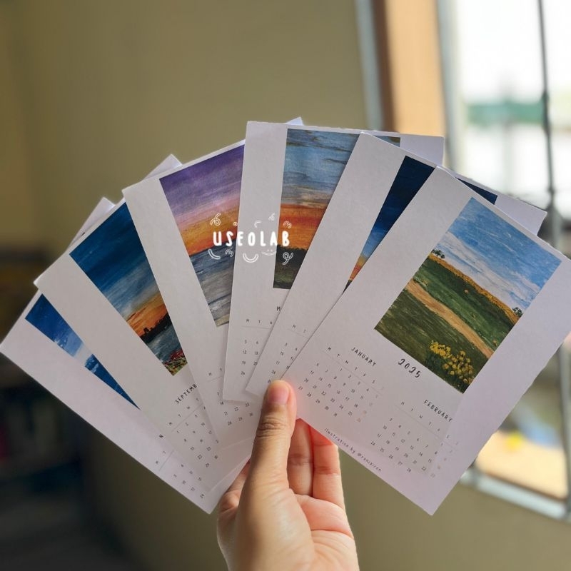 

UseoLab - 2025 Kalender Dengan Lukisan Pemandangan Calender Aestetic Astetik Kalender Duduk Dekorasi Scrapbook/Jurnal/Planner/Wall Decor