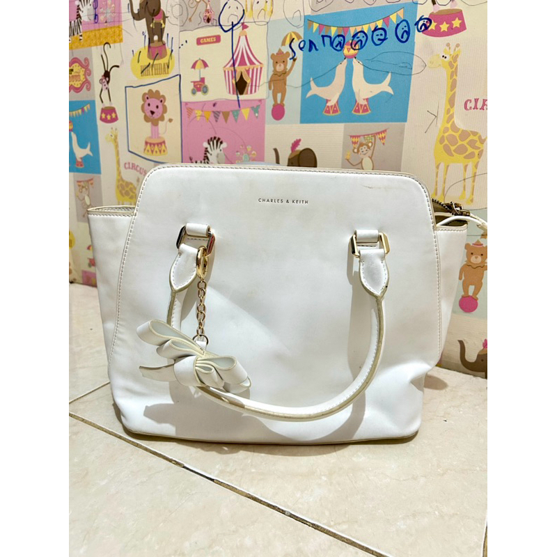 Tas charles & keith warna putih