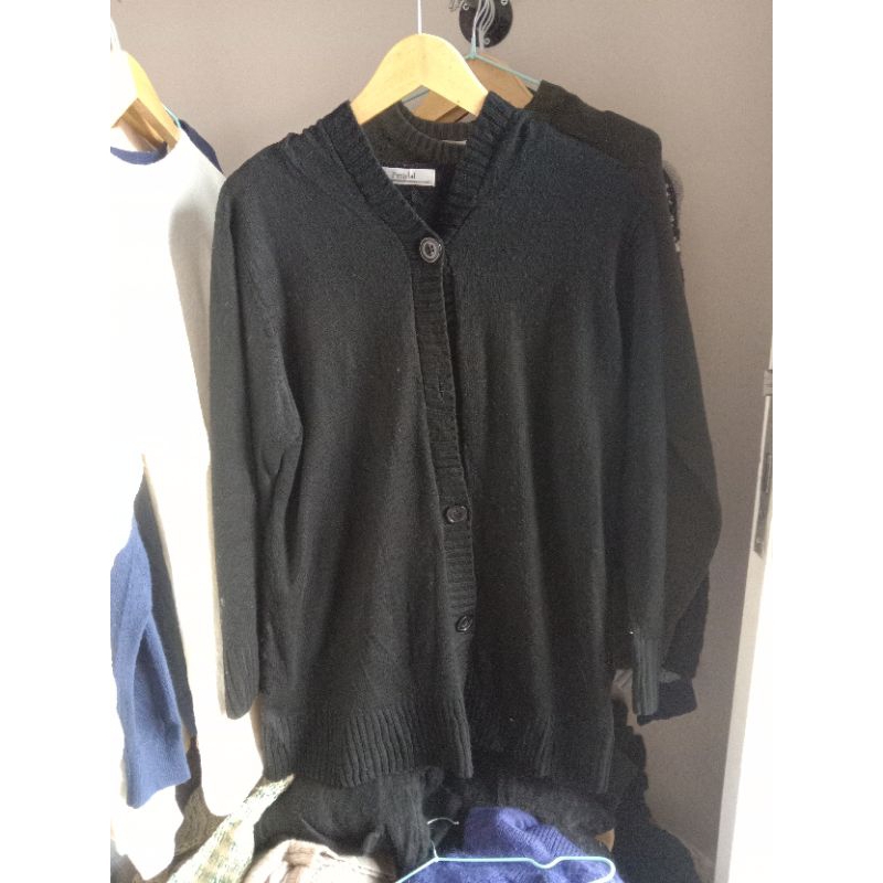 cardigan rajut hitam plus topi
