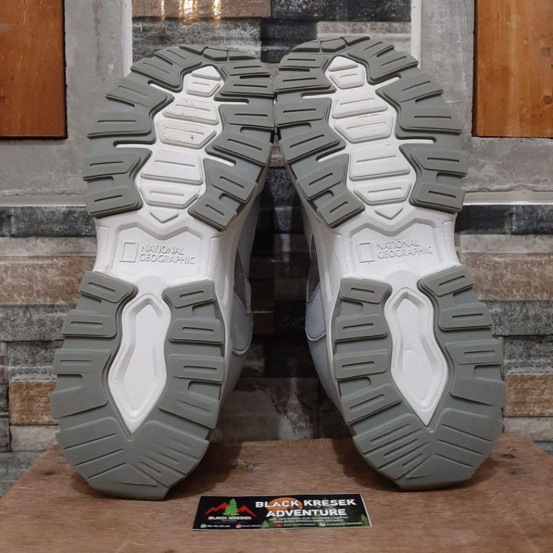 Sepatu NatGeo