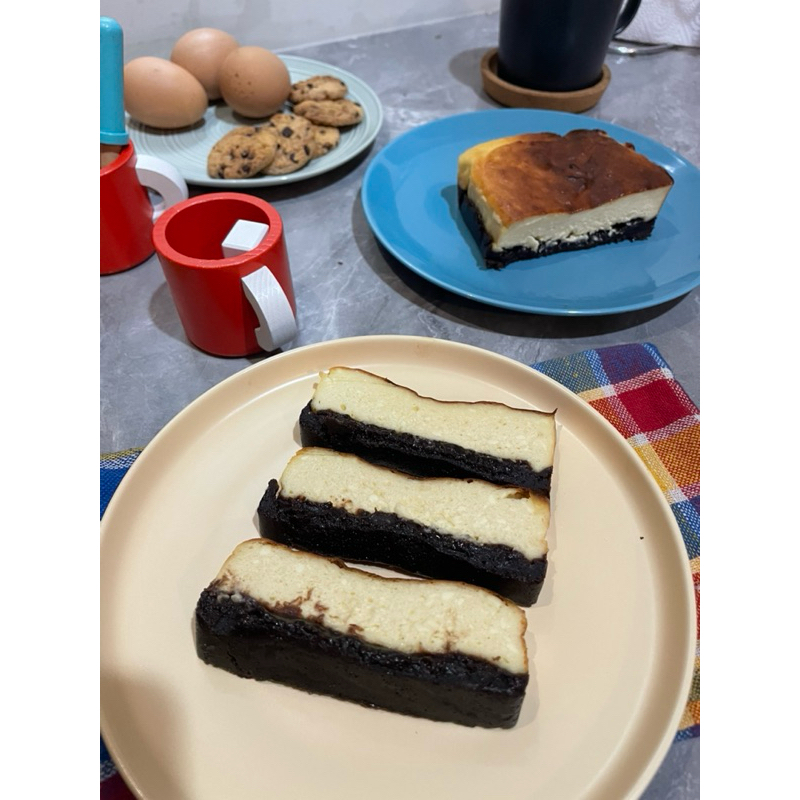 

Burnt Cheesecake Brownies Cinnadrools - Premium Cheesecake 12x12 cm and 18x18 cm