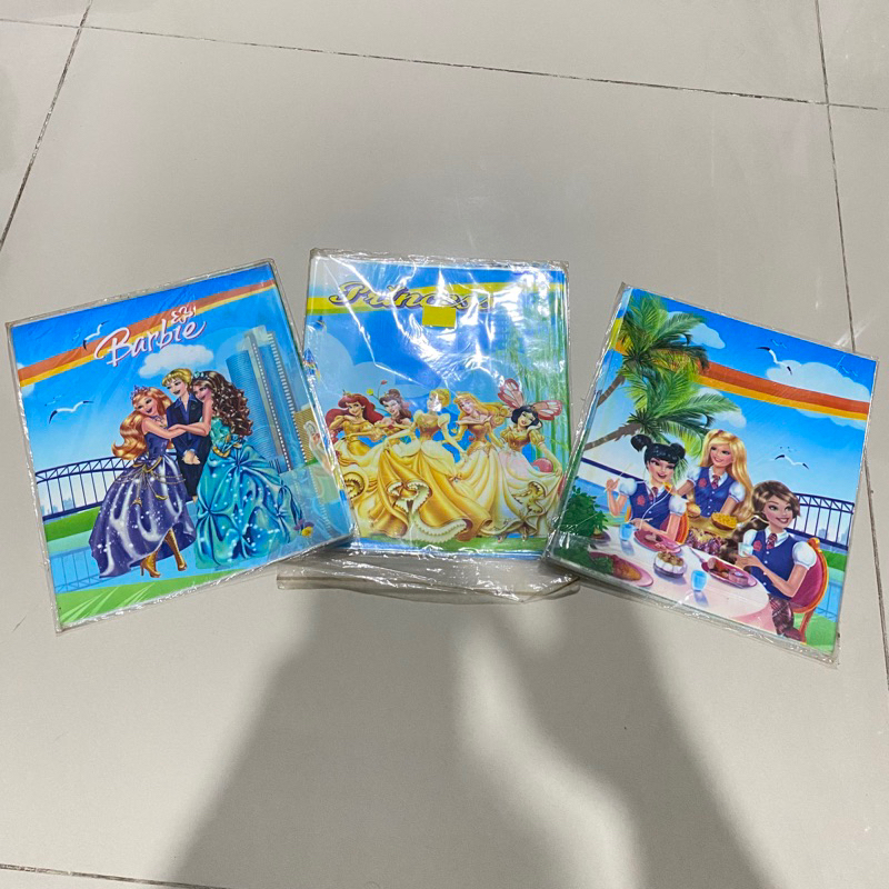 

(T.B) Sampul buku plastik motif barbie ukuran 21x16
