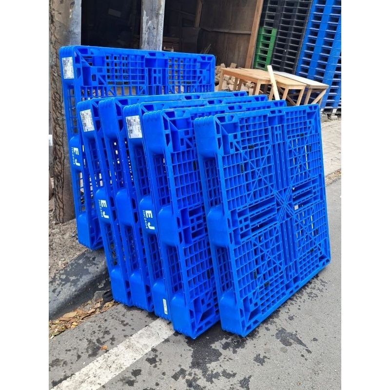 

pallet plastik varian warna biru 110x110x12