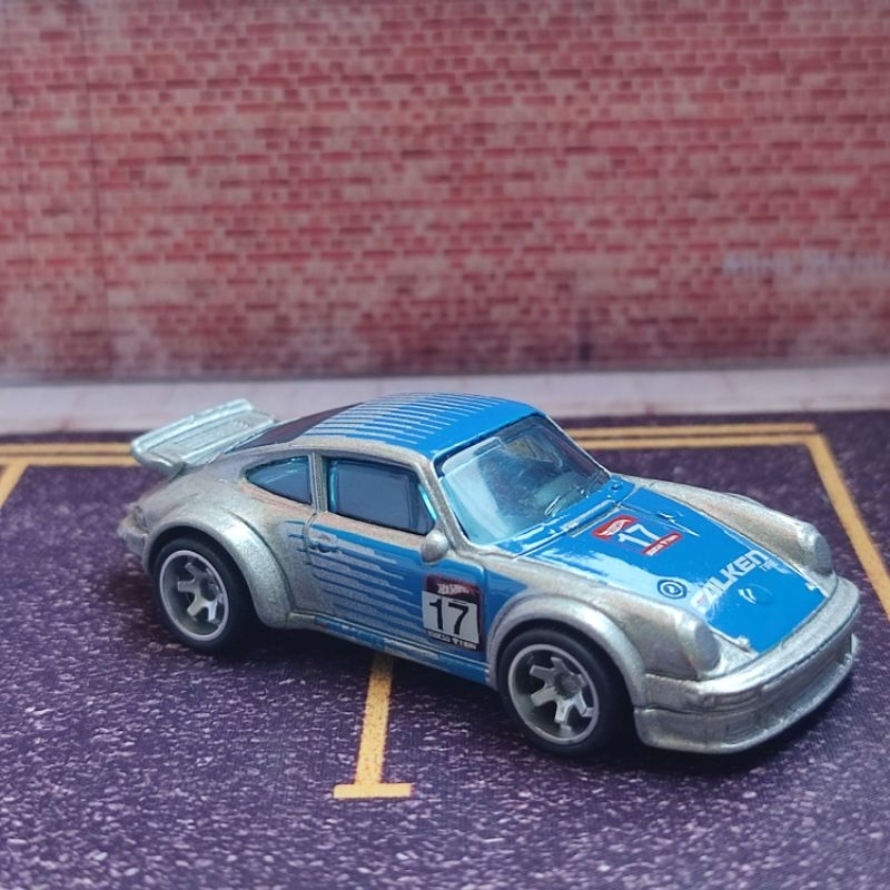 Hotwheels hw mainan mobil  porsche 934 rsr falken silver biru  ban karet loose mulus