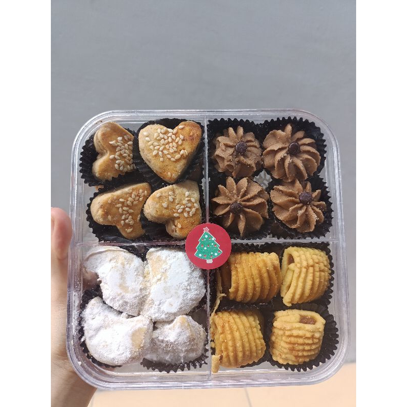 

Hampers Natal isi 4 jenis kue kering dalam 1 kotak