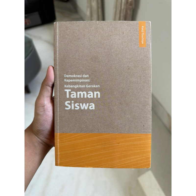 Kenji Tsuchiya - Demokrasi dan Kepemimpinan: Kebangkitan Gerakan Taman Siswa