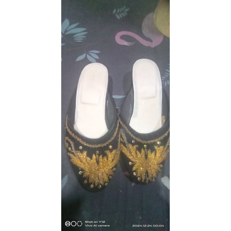 selop hak tinggi bludru