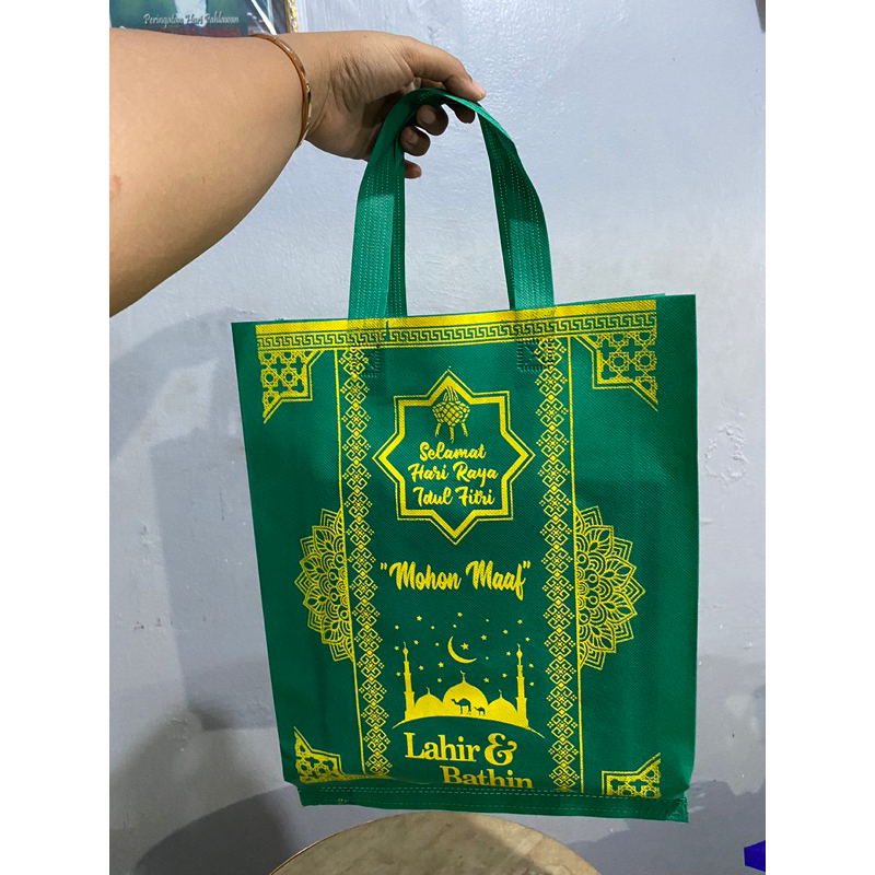 

TERMURAH!! (1 LUSIN = 12 PCS) READYSTOCK TERLARIS TAS PARCEL IDUL FITRI 30x40x8 CM / TAS LEBARAN / GOODIE BAG IDUL FITRI / TAS HAMPERS / TAS BELANJA / TAS SPUNBOND