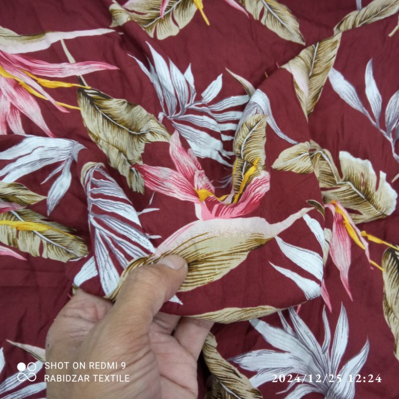 kain rayon katun premium motif bunga dasar maron