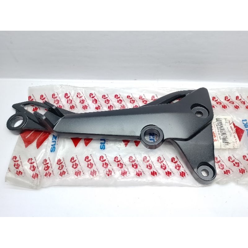 Bracket Pillion Breket Dudukan Footstep Knalpot Kanan Suzuki Shogun 125 FL 43811B16H10N000 Original 