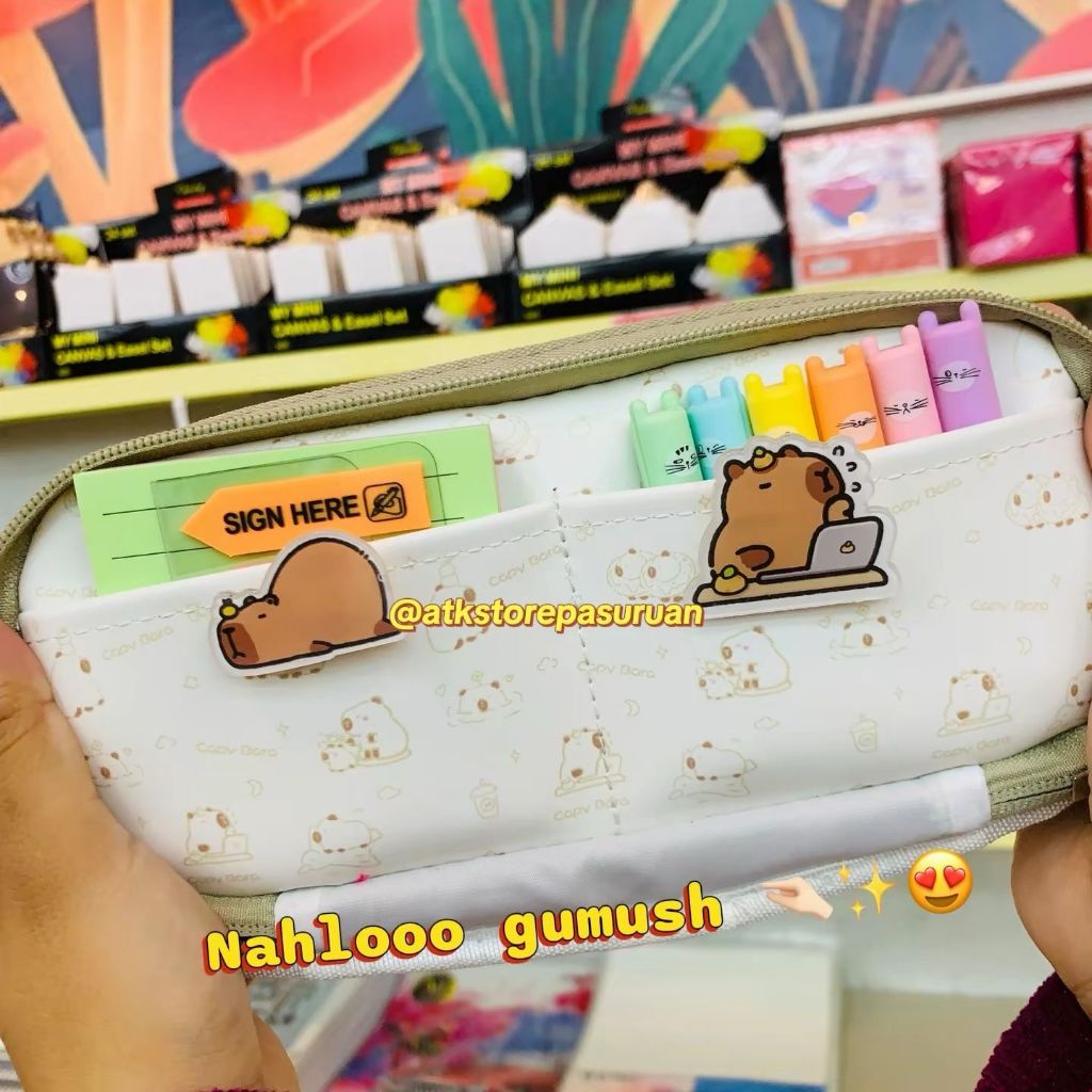 

Tempat Pensil Karakter Lucu 3 Resleting – Pencil Case Estetik Soft Green Capybara Anak Sekolah
