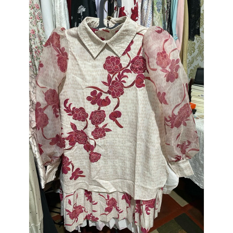 new set rok lagosi wearing klamby (xs)