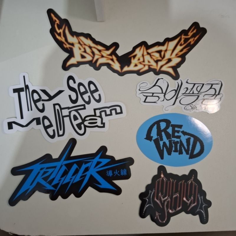 

STIKER DARI ALBUM THE BOYZ