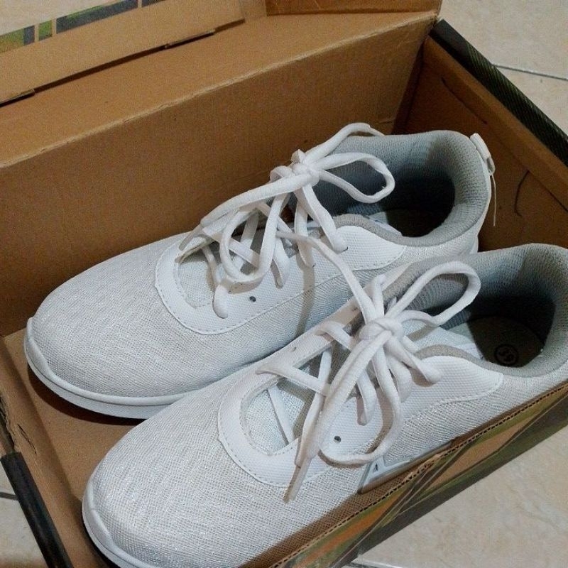 Sepatu putih preloved