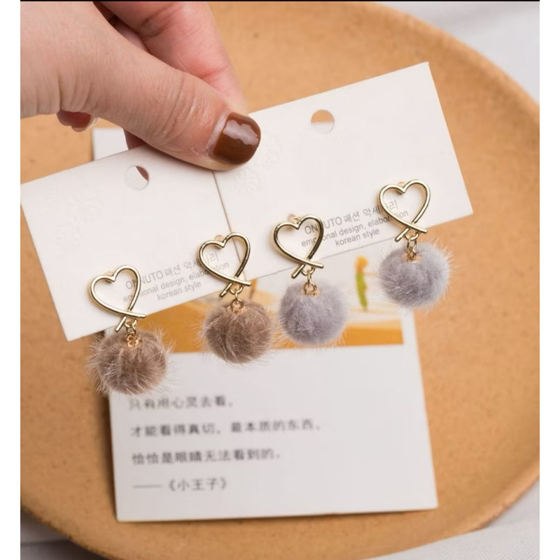 Anting stud / anting tusuk motif love bola pom bulu.