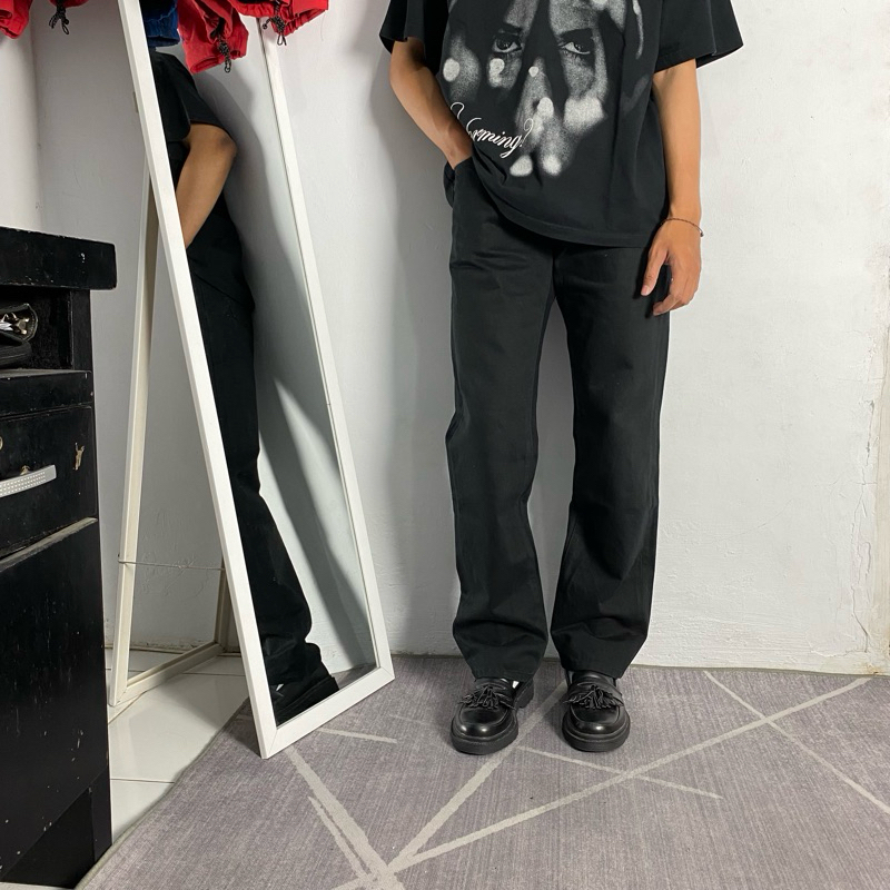 UNIQLO STRAIGHT DENIM BLACK JEANS 01