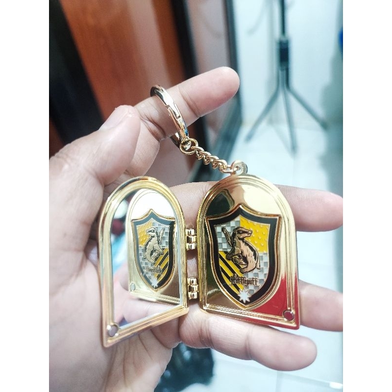 Mystery Badge Keychain (Selected) Hufflepuff Miniso X Harry Potter