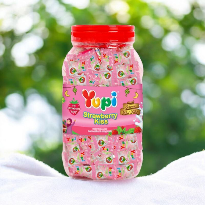 

Yupi Gummy Candies Strawberry Kiss Toples 240gr