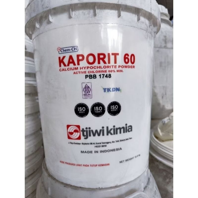 1 pail Kaporit Tjiwi 60% 15 Kg  1 pail Kaporit Bubuk 15 Kg