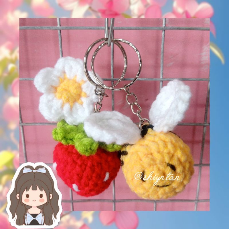 

strawberry with bee crochet keychain || gantungan kunci rajut strawberry dan lebah