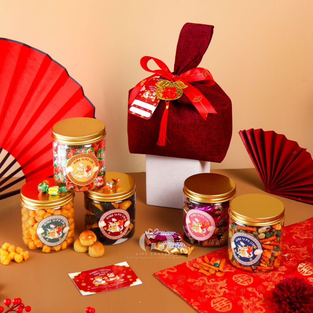 

Hampers Imlek Medium Knotted Bag Isi Makanan Nastar, Pilus Jagung, Kacang dan Candy / CNY Gift Ideas 2025 Shio Ular