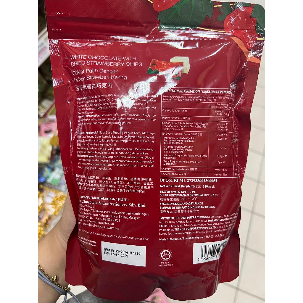 

BERYLS STRAWBERRY WHITE CHOCOLATE COKLAT PUTIH DENGAN HIRISAN STRAWBERI KERING